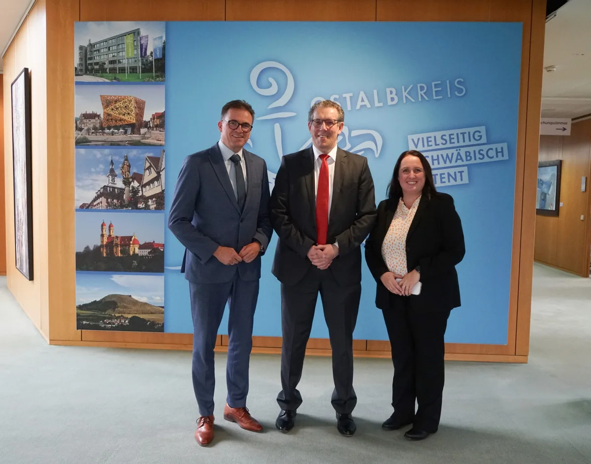 Die Wiro-Spitze mit Landrat Dr. Joachim Bläse, Landrat des Ostalbkreises (links), Landrat Peter Polta, Landrat des Landkreises Heidenheim, und Nadine Kaiser, Geschäftsführerin Wiro. Die Wiro-Spitze mit Landrat Dr. Joachim Bläse, Landrat des Ostalbkreises (links), Landrat Peter Polta, Landrat des Landkreises Heidenheim, und Nadine Kaiser, Geschäftsführerin Wiro.
