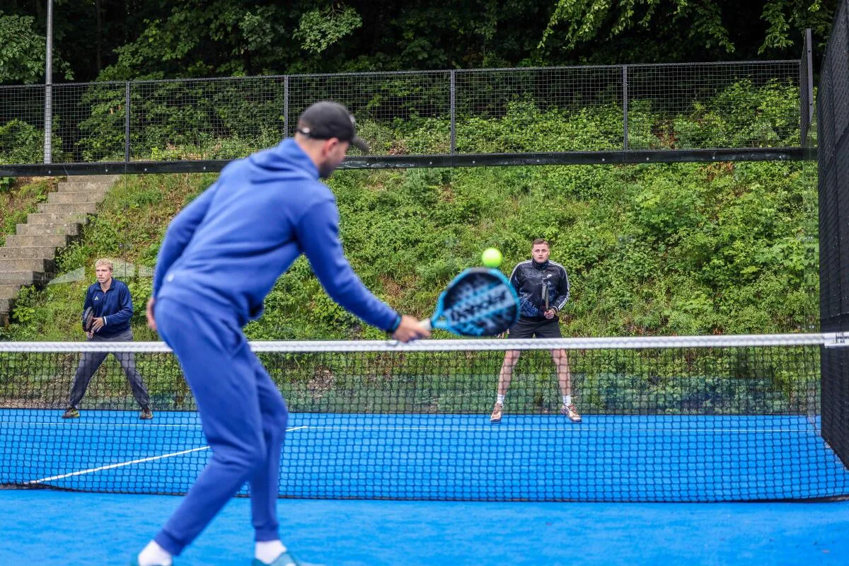 Padel-Trainer Christian Beer (beim Schlag) forderte die TCH-Spieler Oskar Henning (links) und Johannes Krohmer beim Showtraining. 