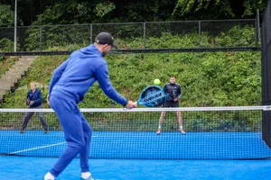Tennis, Offizielle, Eröffnung, Padelplätze, TC Heidenheim, Padel-Trainer Christian Beer (beim Schlag) forderte die TCH-Spieler Oskar Henning (links) und Johannes Krohmer beim Showtraining.