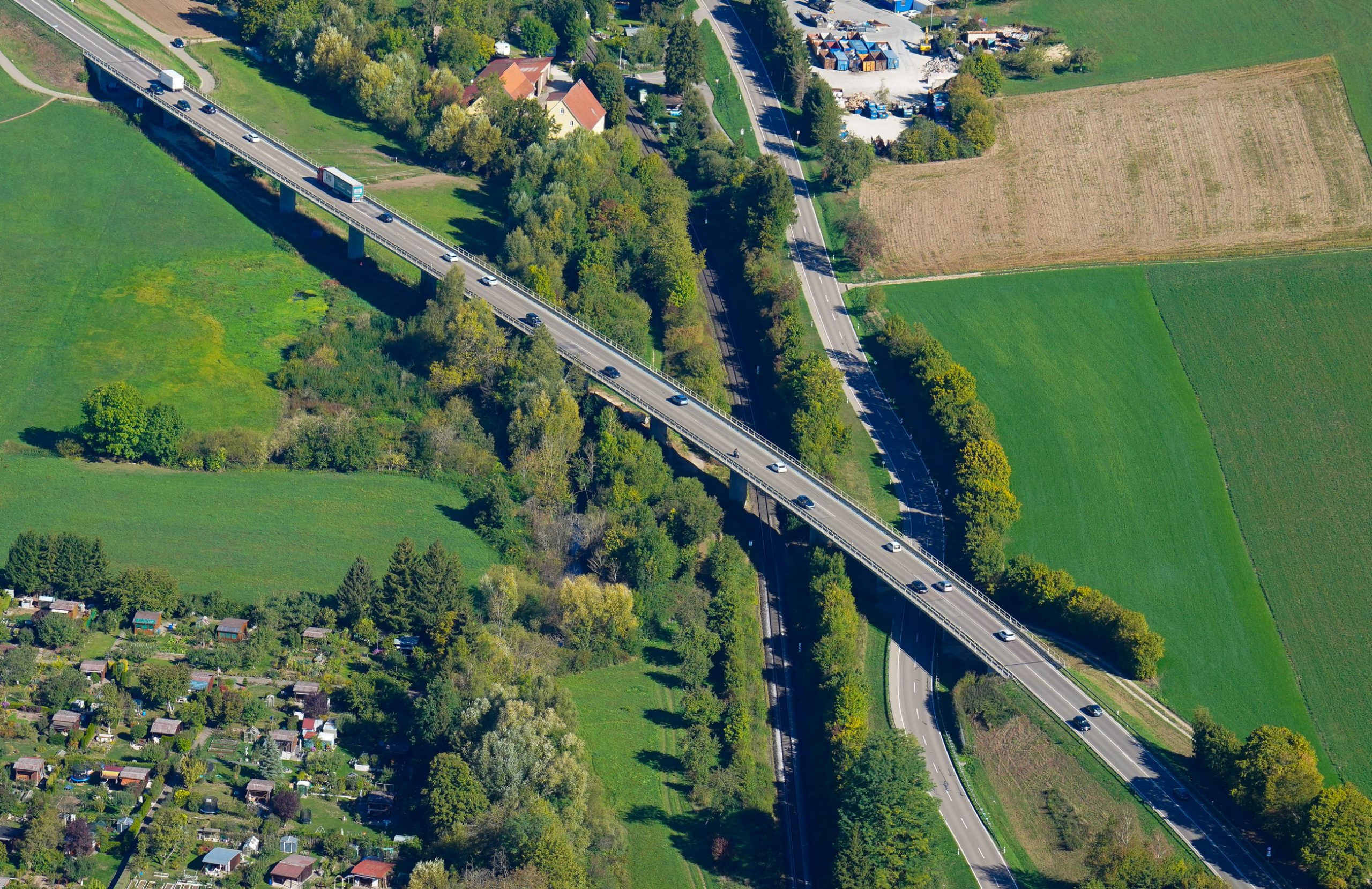 Die Kochertalbrücke soll an ihrem bisherigen Standort neu gebaut werden. Dafür wird die B 19 während der Bauzeit gesperrt.