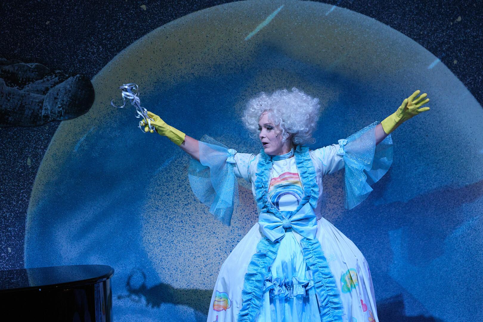 In der Kinderoper „Holle!“ in Heidenheim hat Frau Holle genug vom Wettermachen.