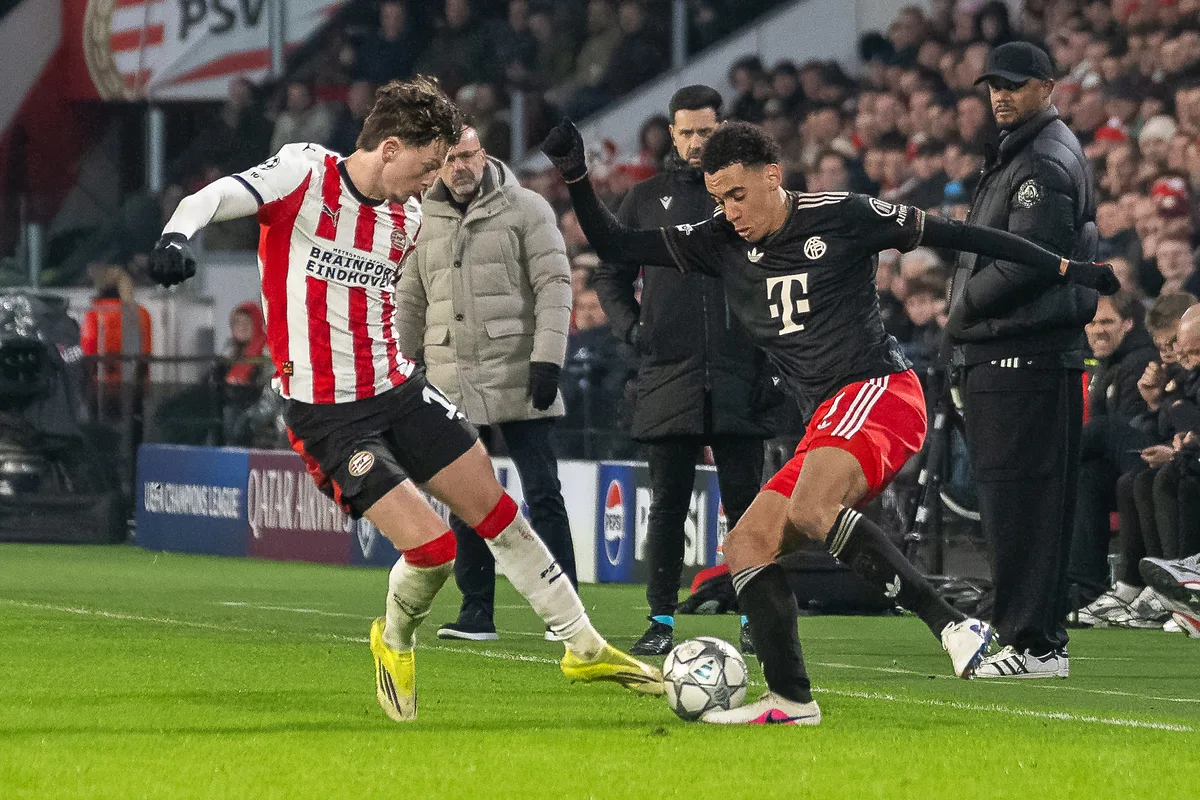 Mit seinem neuen Verein Eindhoven traf Paul Wanner (links) auch schon auf Bayern München (rechts) Jamal Musiala), das ihn einst an den 1. FC Heidenheim verliehen hatte.