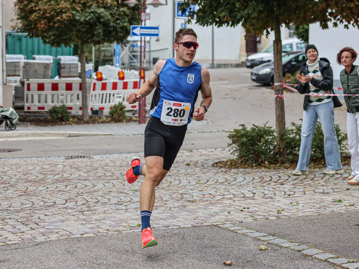 Stadtlauf-G (1 von 1) Auch in den Kurven schnell unterwegs: Sascha Baß von der TSG Giengen feierte über fünf Kilometer einen überzeugenden Heimsieg.