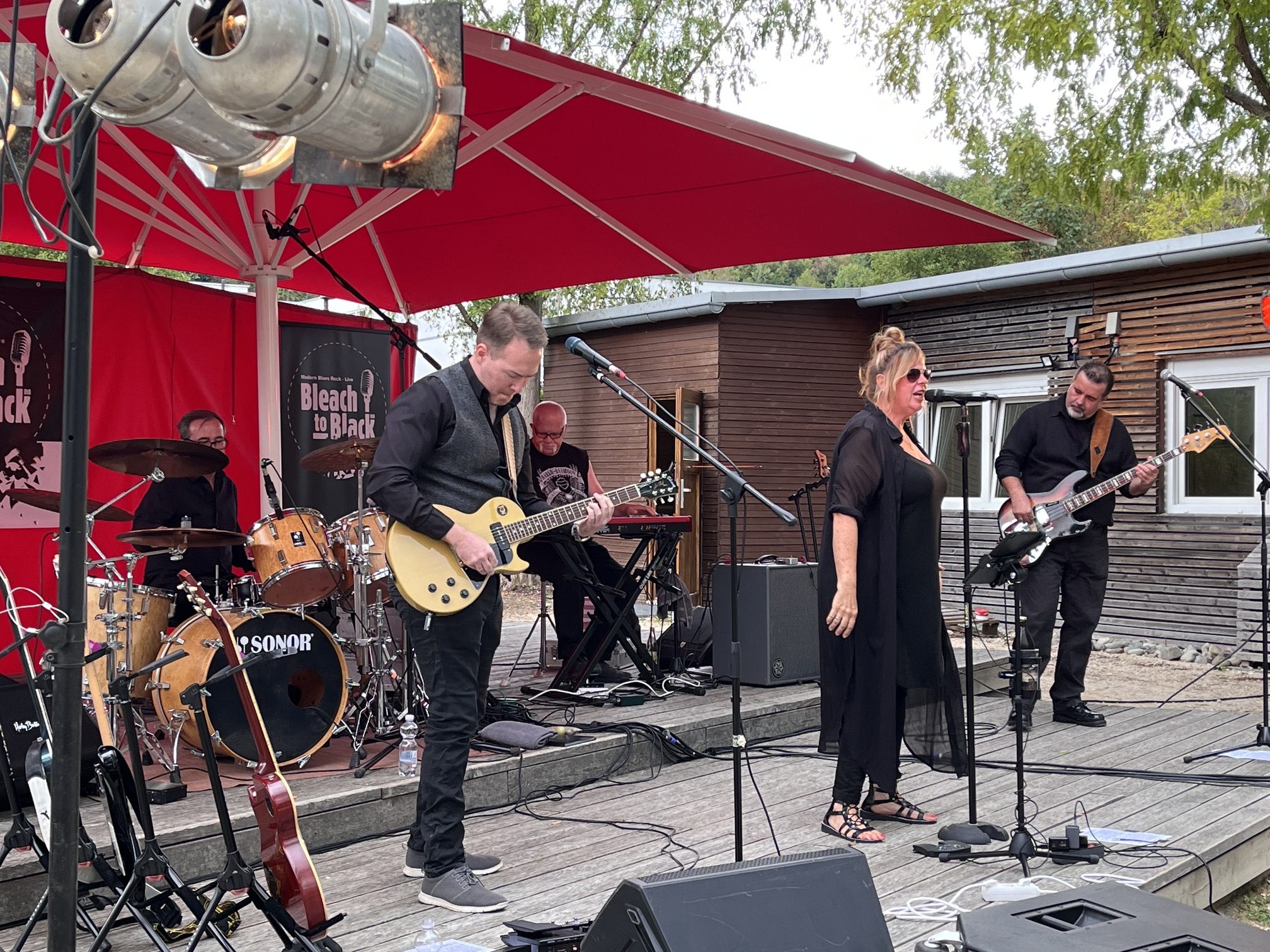 Die Band Bleach to Black begeisterte im Brenzpark in Heidenheim ihr Publikum.