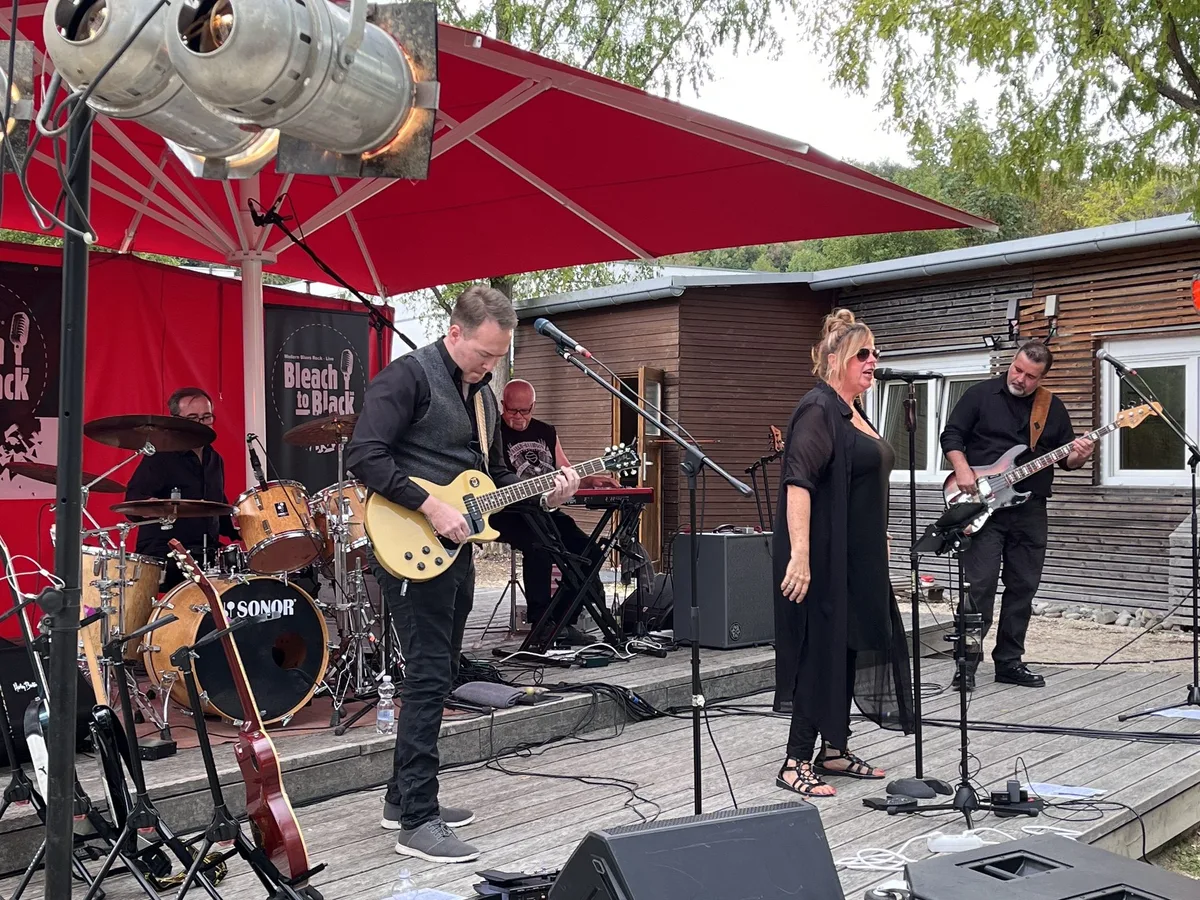 Die Band Bleach to Black begeisterte im Brenzpark in Heidenheim ihr Publikum.