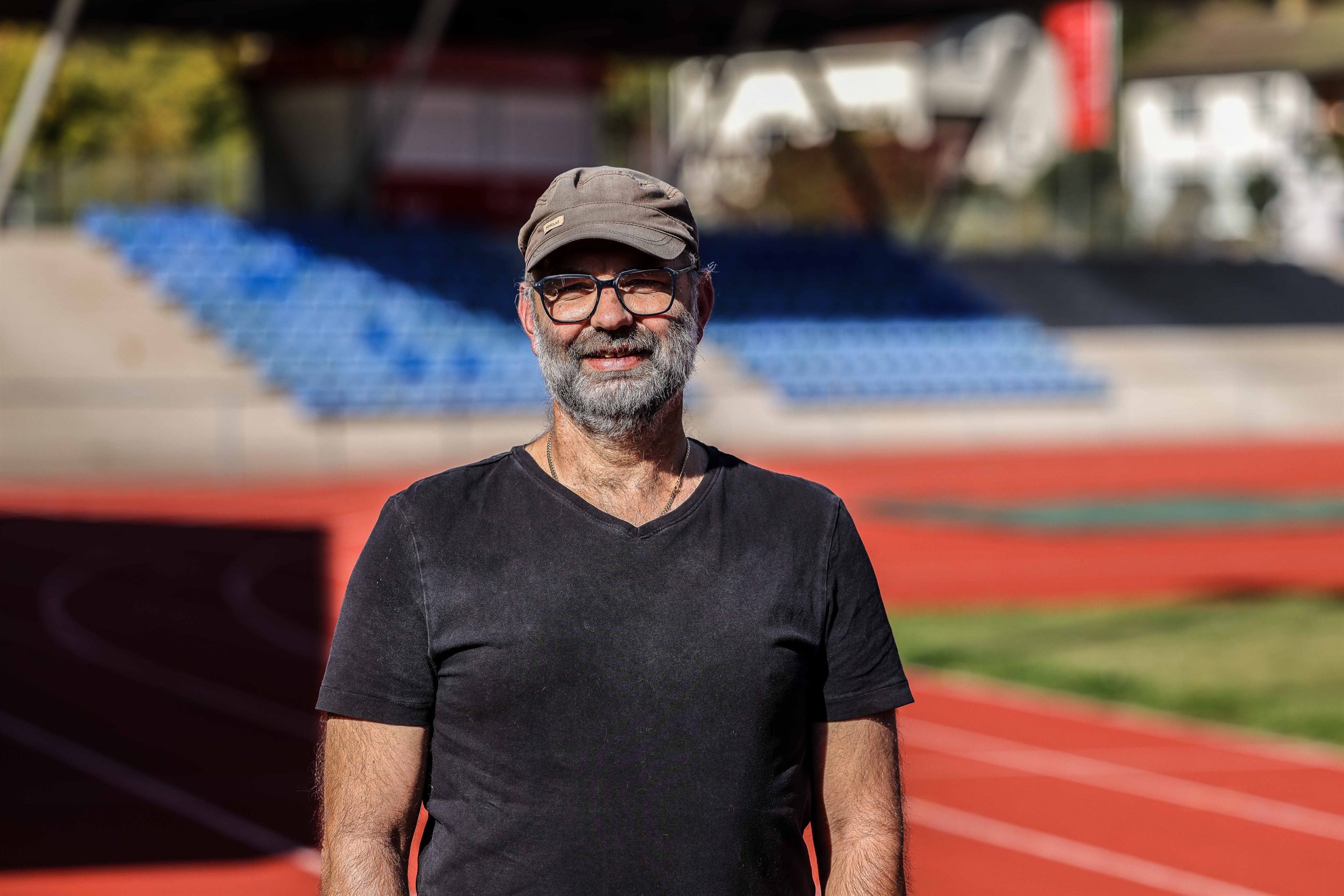 Der Mann mit der Mütze: Hannes Müller ist Leiter der Leichtathletikabteilung des Heidenheimer Sportbundes und zugleich Trainer.