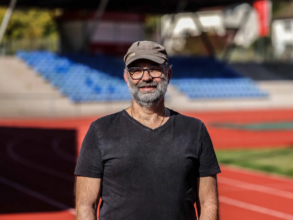 Hannes Müller, Leichtathleten, Sparkassen-Sportpark Der Mann mit der Mütze: Hannes Müller ist Leiter der Leichtathletikabteilung des Heidenheimer Sportbundes und zugleich Trainer.