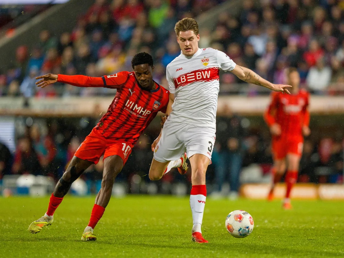 1. FC Heidenheim vs. VfB Stuttgart, Fussball, 1. Bundesliga, 23. Spieltag, Saison 2025/2026, 22.02.2026 Christian Conteh (links) trifft mit dem FCH am Freitag, 25. September, auf Ramon Hendriks und den VfB Stuttgart.