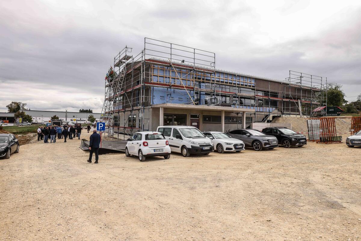 Das Feuerwehrgerätehaus bleibt auch 2027 ein großer Teil im Gemeindehaushalt. Im September wurde das Richtfest gefeiert. 