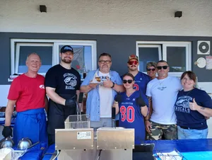 Wursttest Daumen hoch: Wursttester Jochen Gerstlauer (Dritter von links) auf kulinarischen Abwegen: In Oggenhausen probierte der freie Mitarbeiter der Heidenheimer Zeitung den Burger der Hellenstein Rascals.