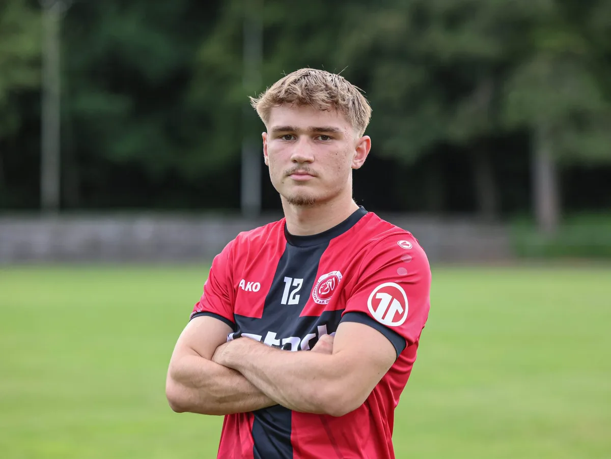 Fotoshooting des FV Sontheim, Fußball, Spieler Denis Jarzew Kein Jammern: Denis Jarzew wird den Fußballern des FV Sontheim aufgrund eines Kreuzbandrisses längere Zeit fehlen.