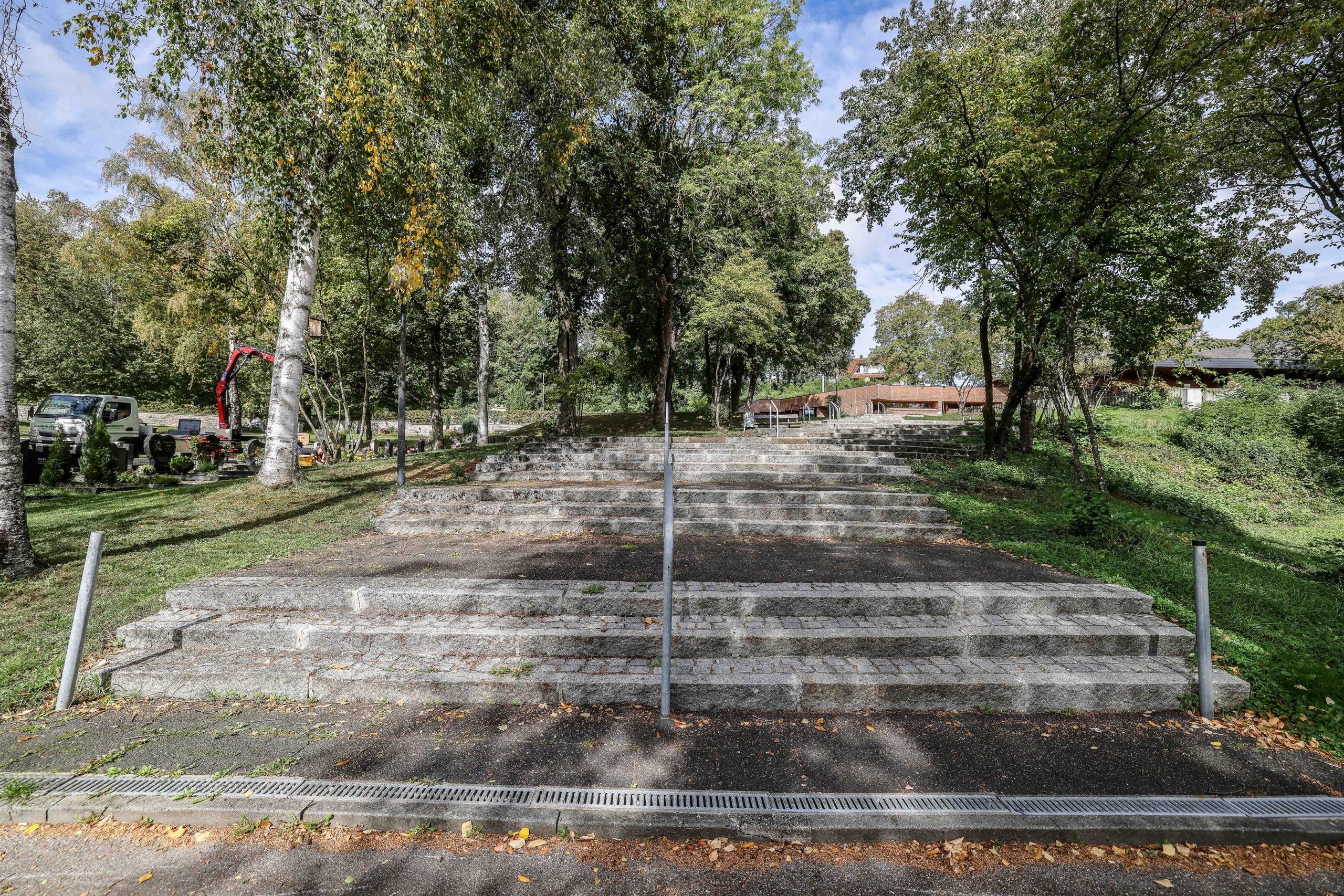 Abriss und Neubau scheinen abgewendet. Die Stadt hat es geschafft, mit einem minimalinvasiven Eingriff die Treppenanlage wieder begehbar zu machen.