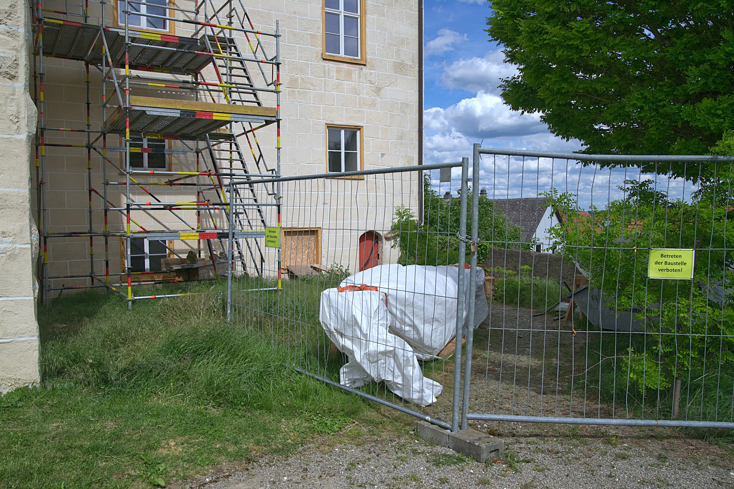 Theater statt Wiese: Hier vor der Westfassade des Schlosses Brenz soll demnächst ein multifunktionales Amphitheater, das auch für Trauungen im Freien genutzt werden könnte, gebaut werden. 