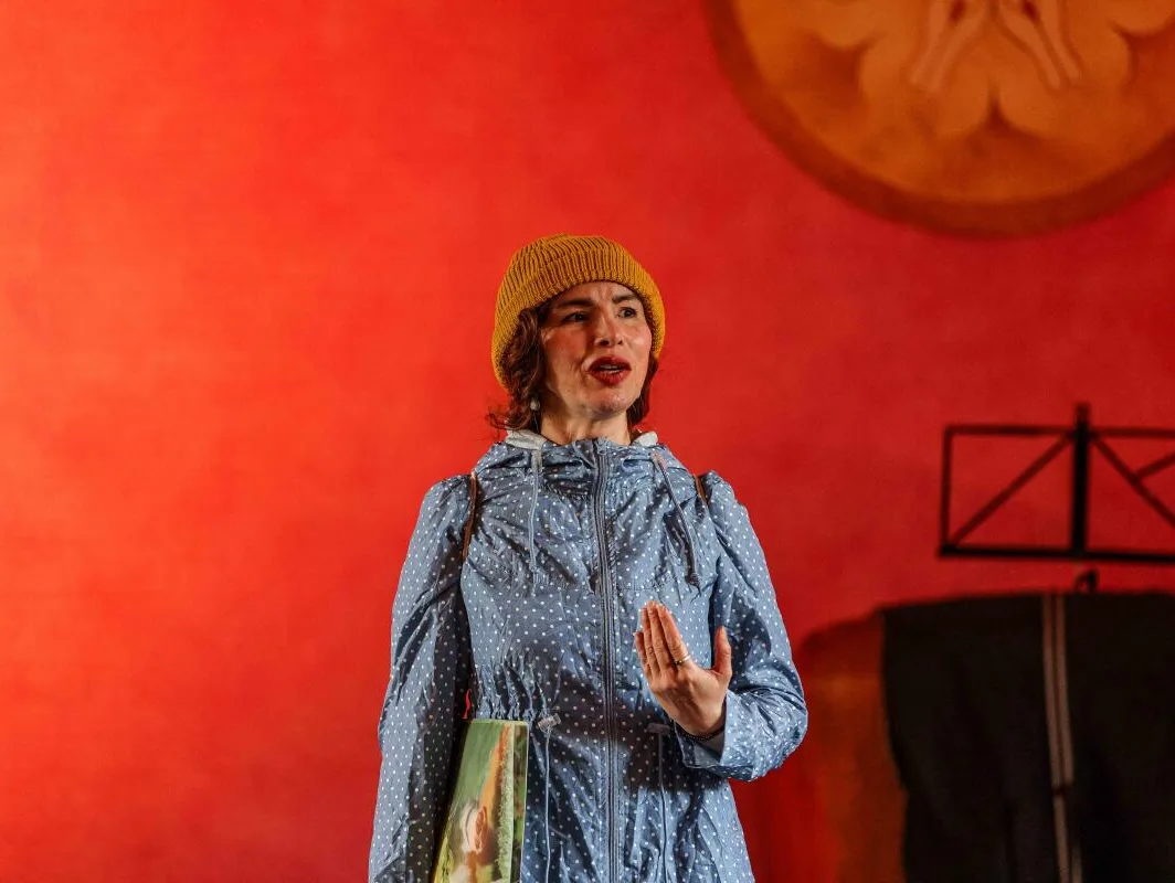 Im Rudolf-Steiner-Haus in Heidenheim schlüpfte die Schauspielerin Eunike Engelkind in die Rolle der jungen Klimaaktivistin Lis und begann dann ein Gespräch mit der Philosophin Hannah Arendt. Im Rudolf-Steiner-Haus in Heidenheim schlüpfte die Schauspielerin Eunike Engelkind in die Rolle der jungen Klimaaktivistin Lis und begann dann ein Gespräch mit der Philosophin Hannah Arendt.