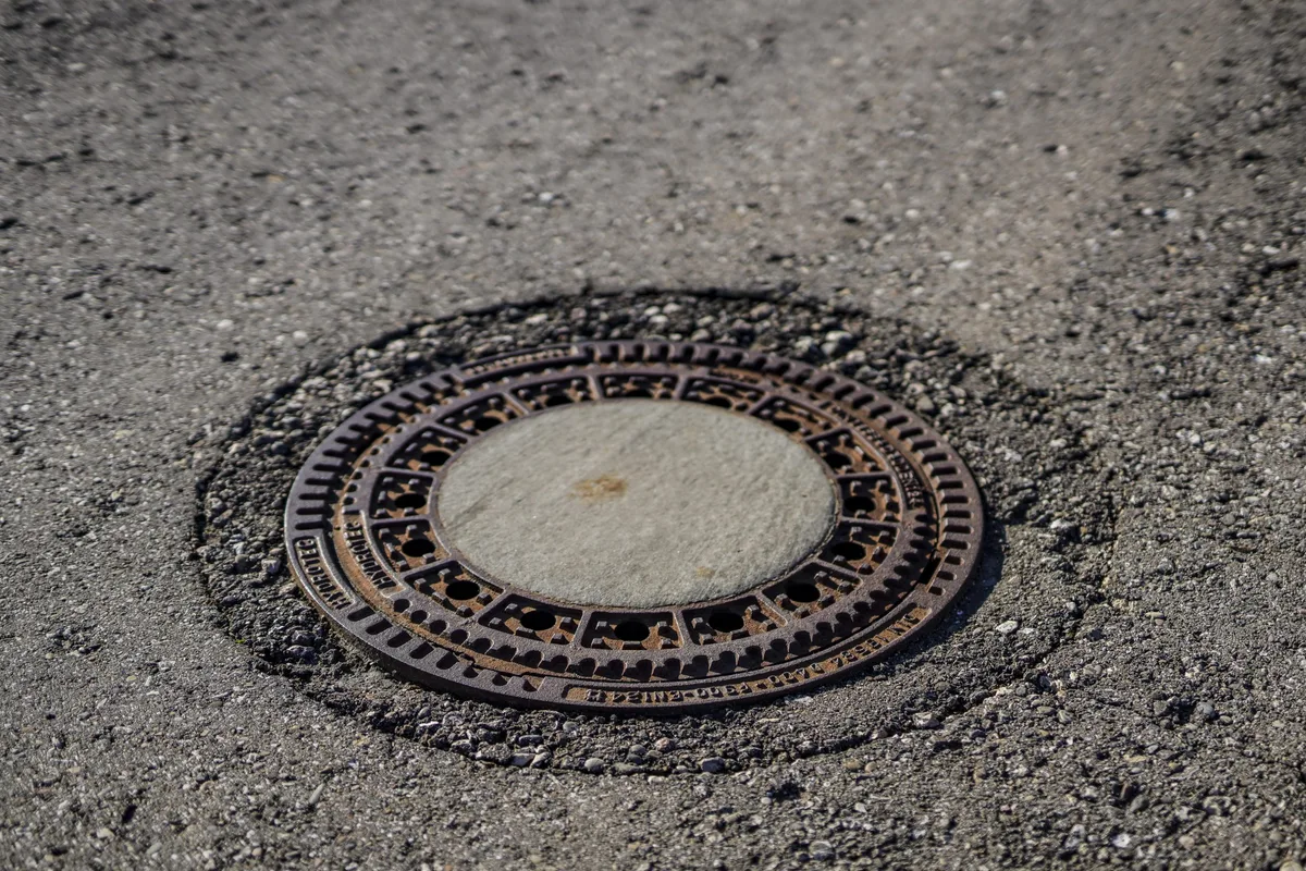 11467593 Weil Regenwasser fehlt, müffelt es in Göppingen aus den Kanälen.