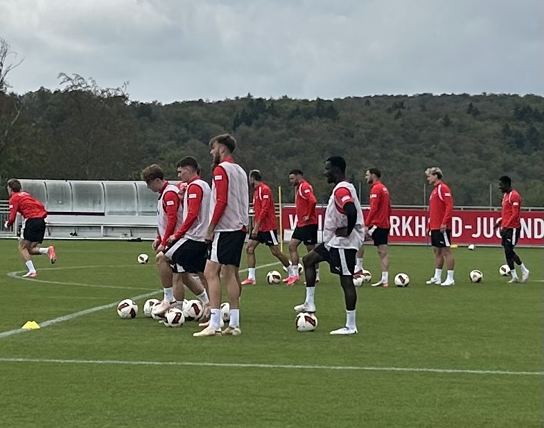 Macht teilweise im Mannschaftstraining des 1. FC Heidenheim mit: Sirlord Conteh (vorne rechts). 