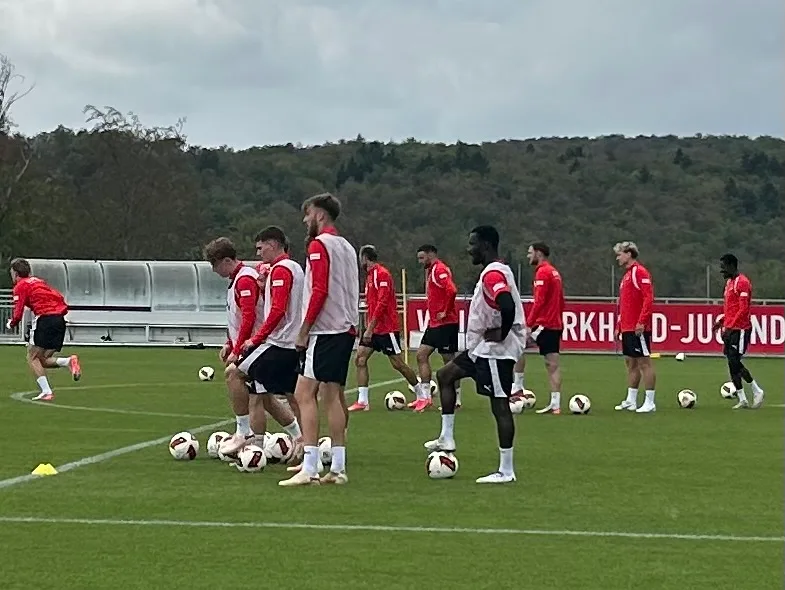 IMG_7283 Macht teilweise im Mannschaftstraining des 1. FC Heidenheim mit: Sirlord Conteh (vorne rechts).