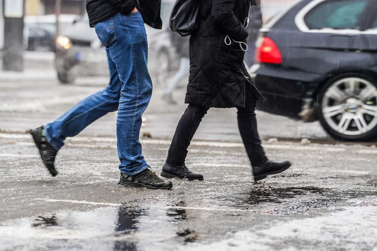 Auch Fußgänger mussten sich im zurückliegenden Winter mit herausfordernden Witterungsverhältnissen arrangieren. 