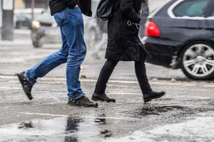Blitzeis-Bilanz – Winterdienst mit einem passenden Bild zum Wetter Auch Fußgänger mussten sich im zurückliegenden Winter mit herausfordernden Witterungsverhältnissen arrangieren.