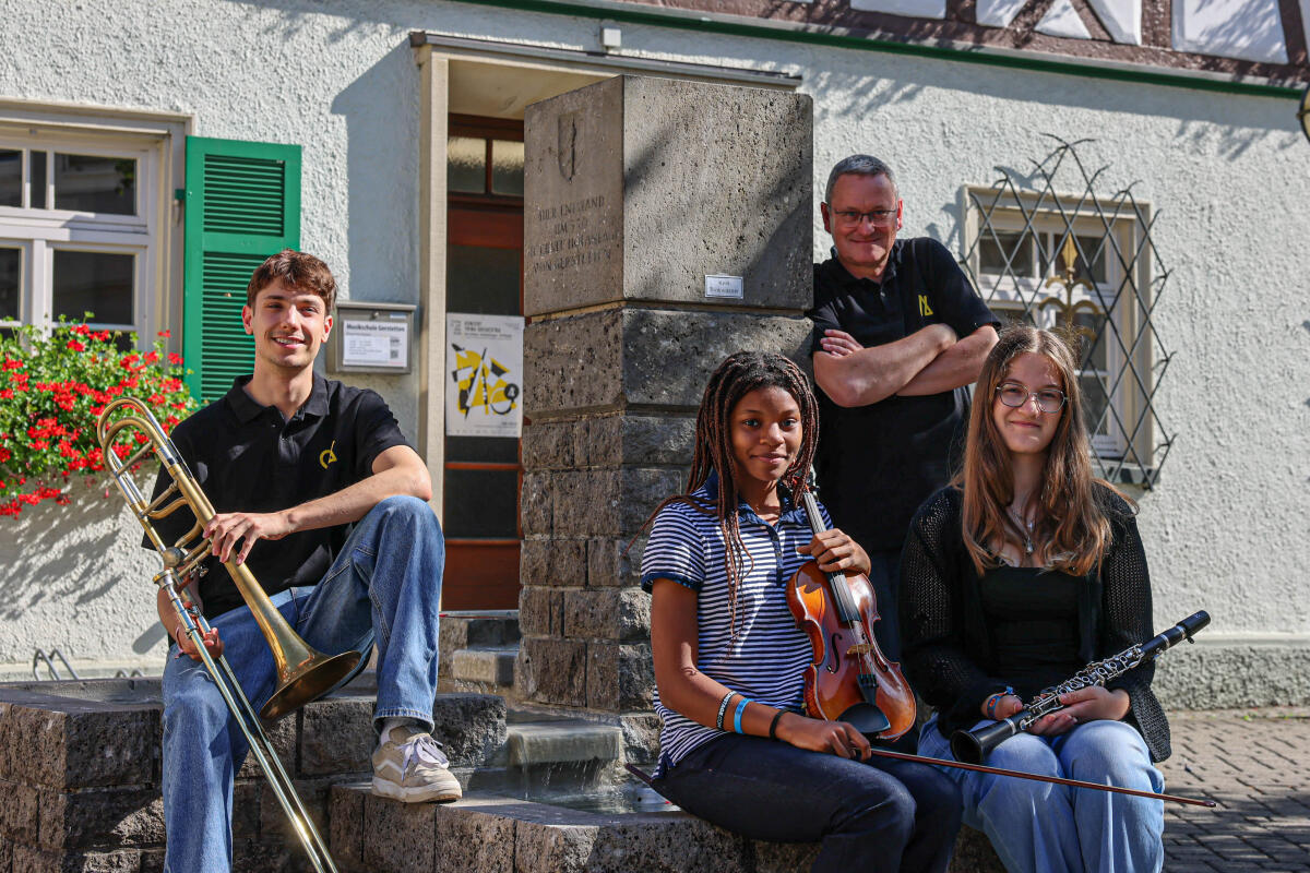 Das Trina-Orchester musiziert dieses Jahr wieder in Gerstetten. Mit dabei sind auch (von links) Frederik Brauer, Stacey Awondo Fru, Musikschulleiter Thomas Neumann und Anna Schneider.
