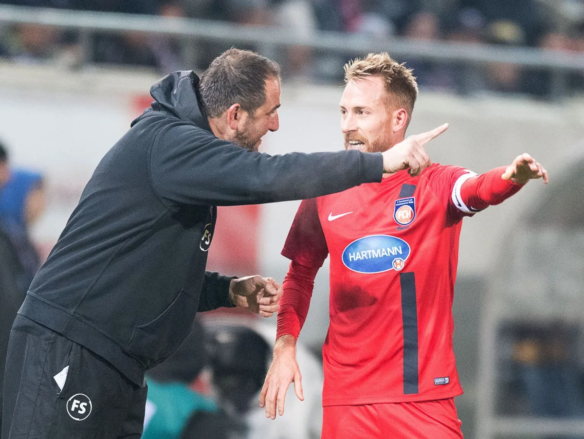 1.FC Heidenheim 1846 vs 1.FC Kaiserslautern, Herren, Fussball, 2. Bundesliga, 17. Spieltag, 2017/2018, 01.12.2017 Marc Schnatterer war bereits in seiner Karriere beim 1. FC Heidenheim der „verlängerte Arm“ seines Trainers Frank Schmidt. Künftig stehen beide gemeinsam an der Seitenlinie.