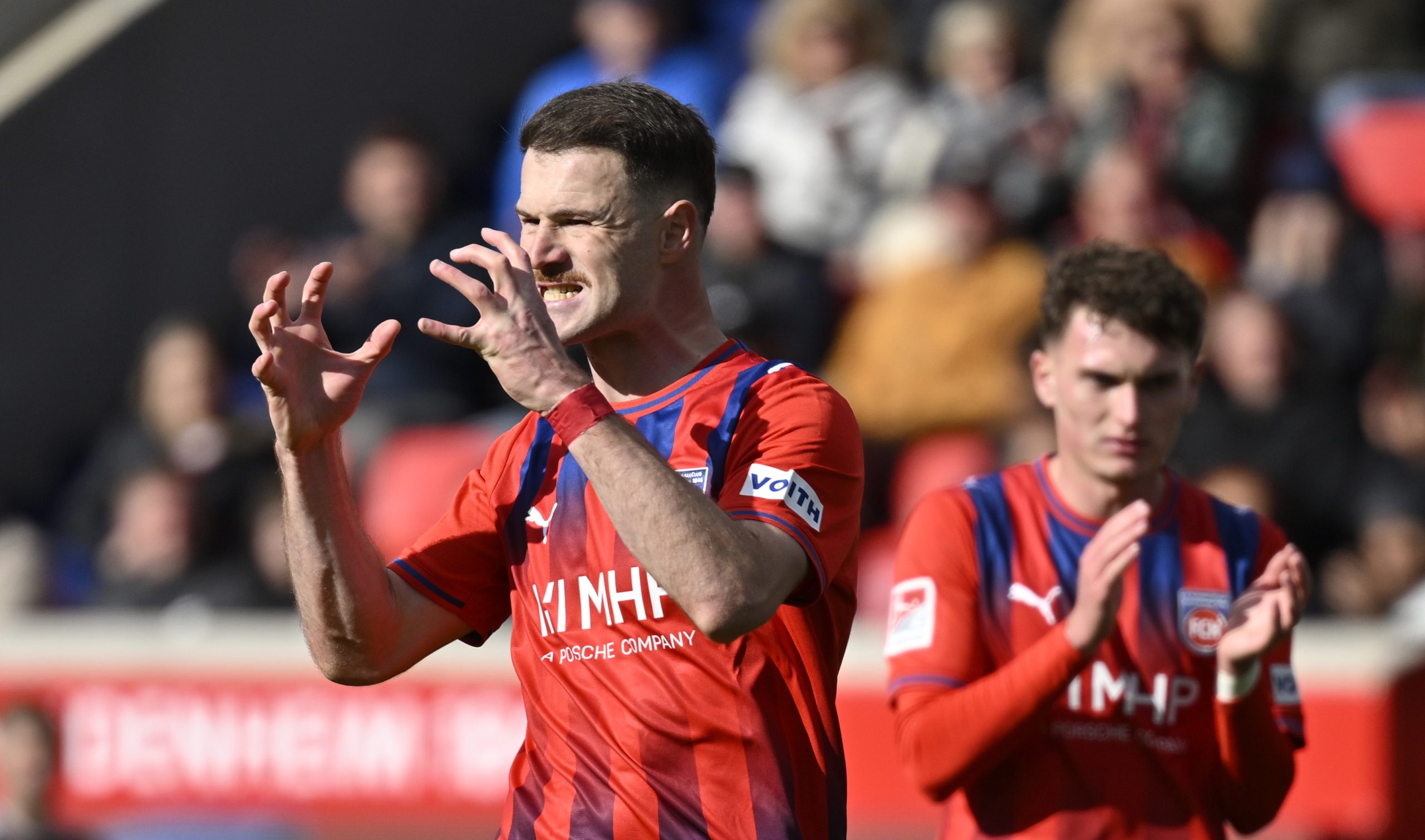 Der Verzweiflung nah: Nicht nur Budu Zivzivadze fehlte gegen den FC Energie Cottbus die nötige Präzision im Torabschluss. 