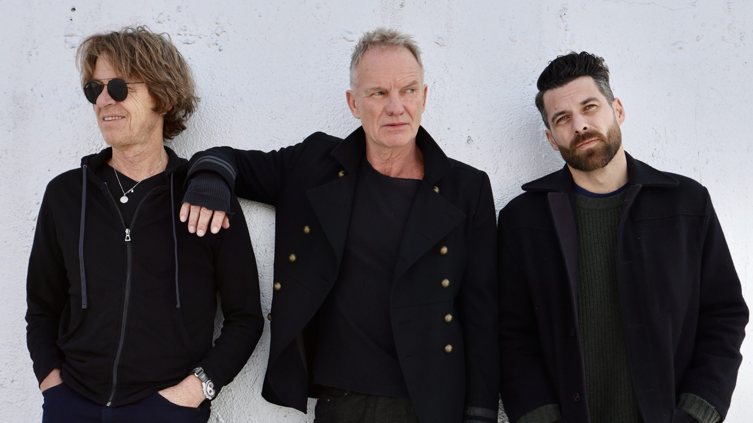 Gemeinsam mit Dominic Miller (links) und Chris Maas (rechts) tritt Rockstar Sting 2027 beim Brenzpark-Open-Air in Heidenheim auf.