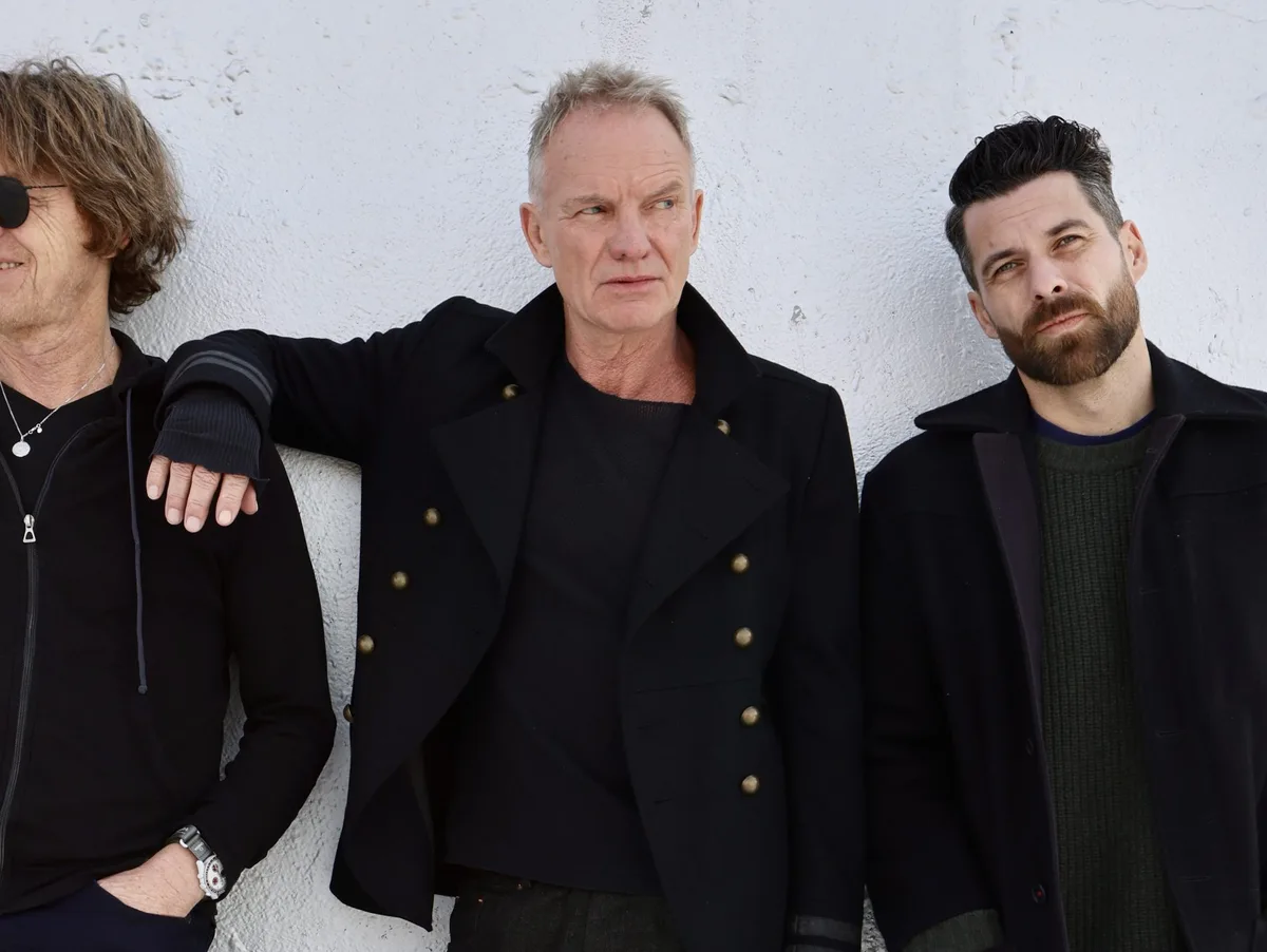 Gemeinsam mit Dominic Miller (links) und Chris Maas (rechts) tritt Rockstar Sting 2027 beim Brenzpark-Open-Air in Heidenheim auf. Gemeinsam mit Dominic Miller (links) und Chris Maas (rechts) tritt Rockstar Sting 2027 beim Brenzpark-Open-Air in Heidenheim auf.