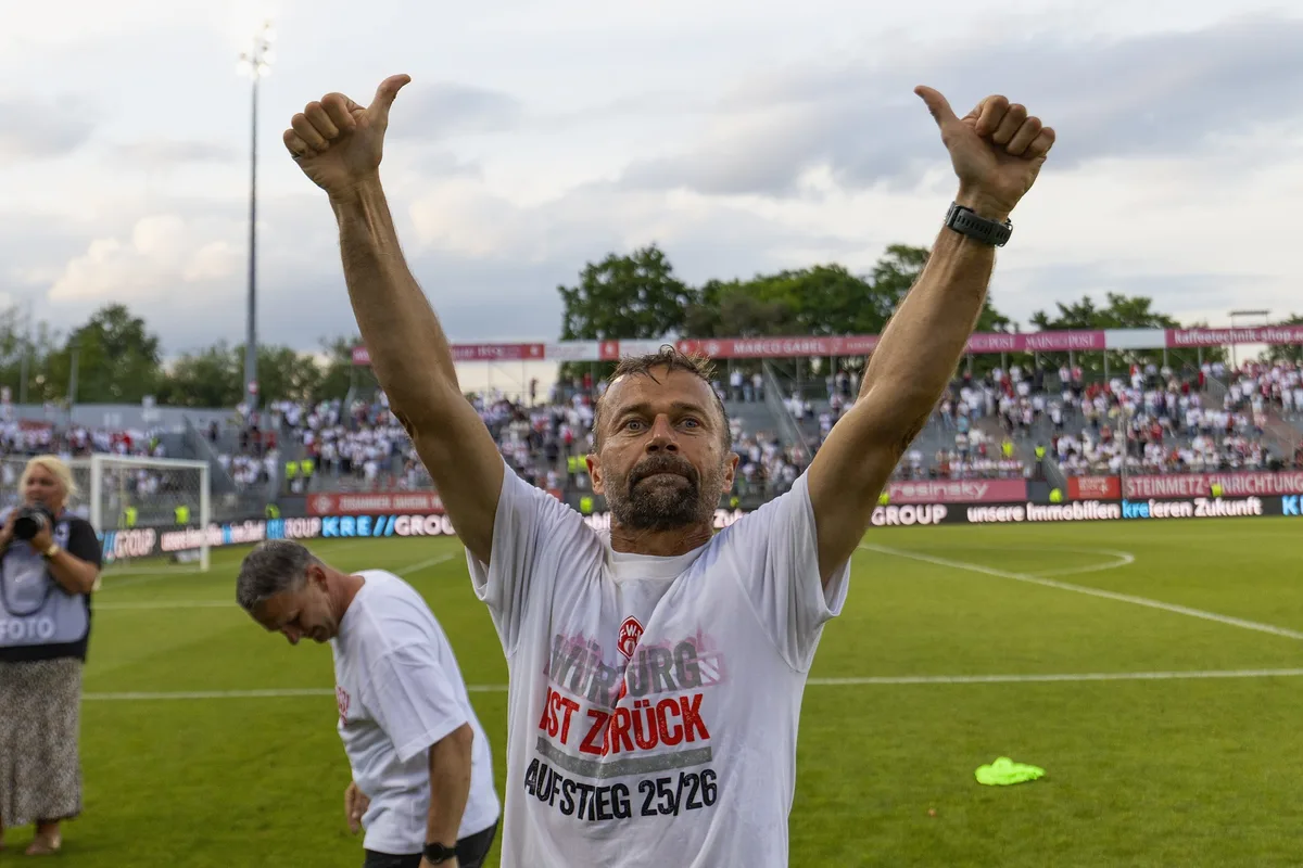 Es ist vollbracht: Trainer Michael Schiele hat mit den Würzburger Kickers den Aufstieg in die 3. Liga perfekt gemacht.
