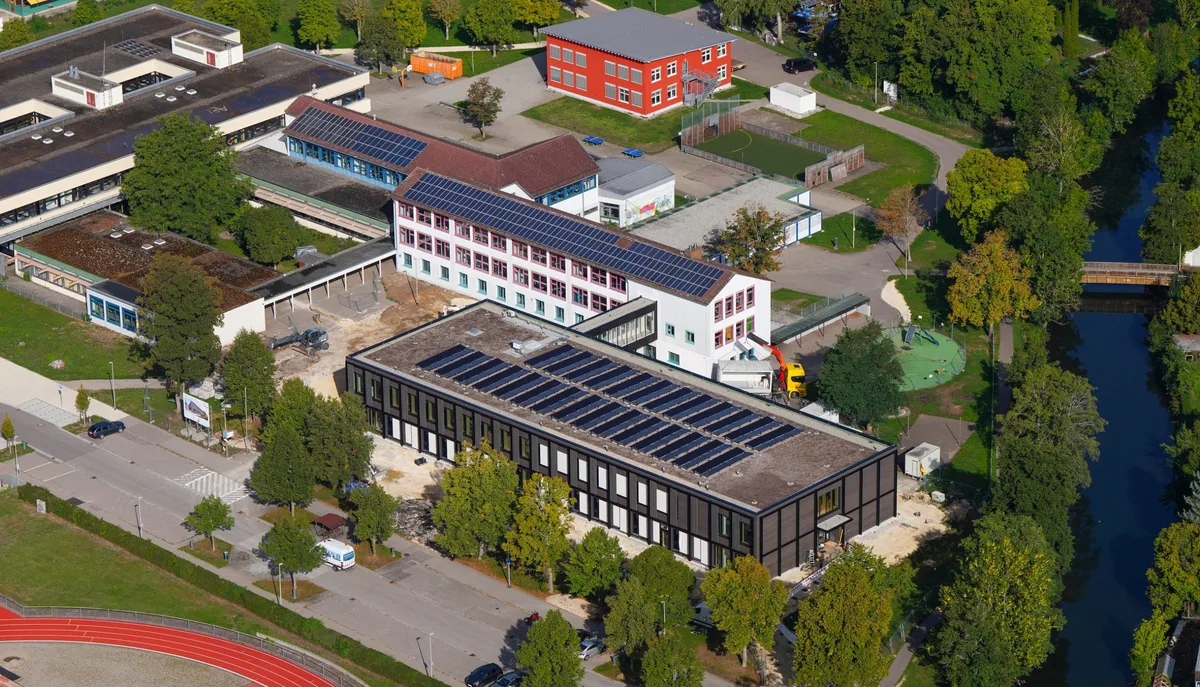 Herbrechtingen-Bibris-Campus-2026-09-01 (8) GEYER-LUFTBILD Der Herbrechtinger Bibriscampus: Der Grundschulneubau (unten) ist bald fertig, der Generalsanierung des Buigen-Gymnasiums steht nun auch nichts mehr im Weg.