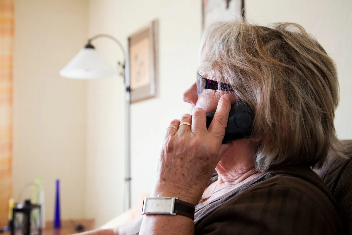 4401 / Seniorin telefoniert Seniorin am Telefon, Symbolfoto.