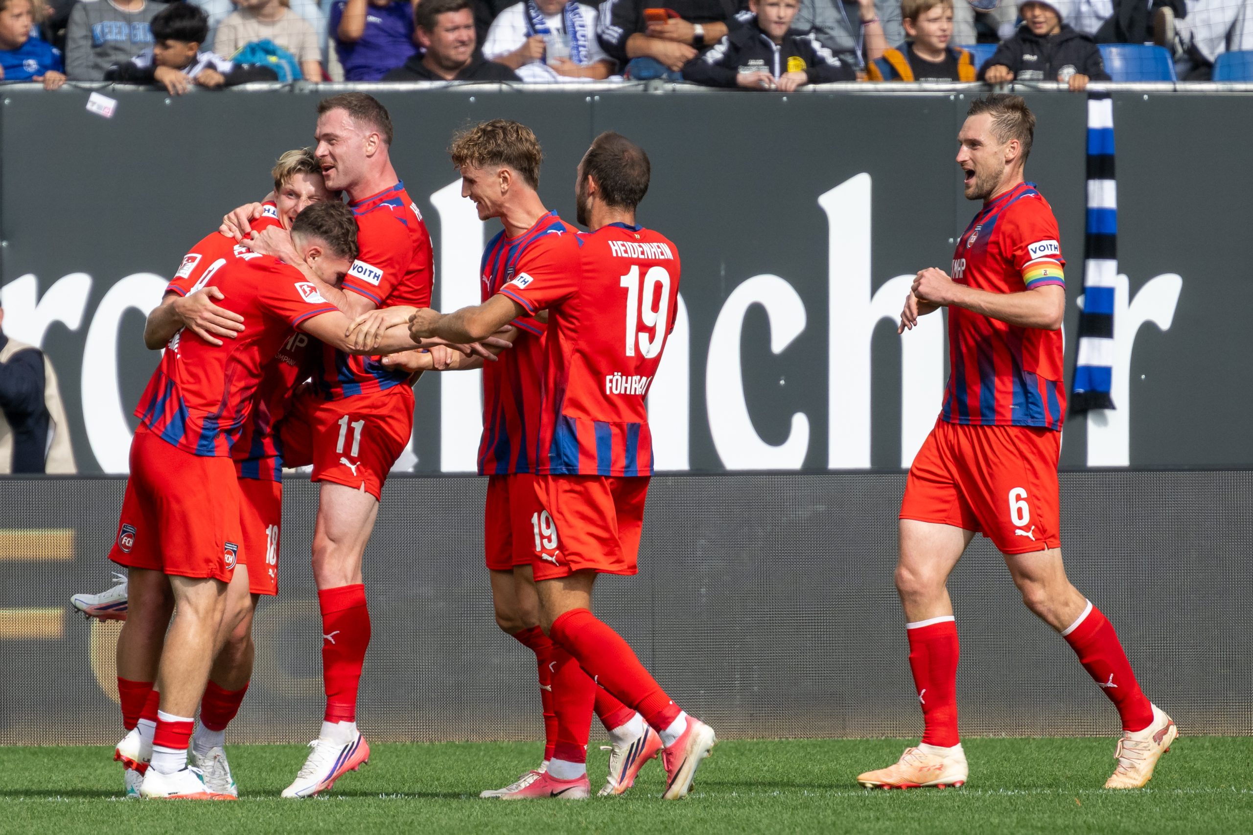 Jubel in Bielefeld: Beim 1. FC Heidenheim überwiegen in den ersten Wochen der Saison die positiven Momente.