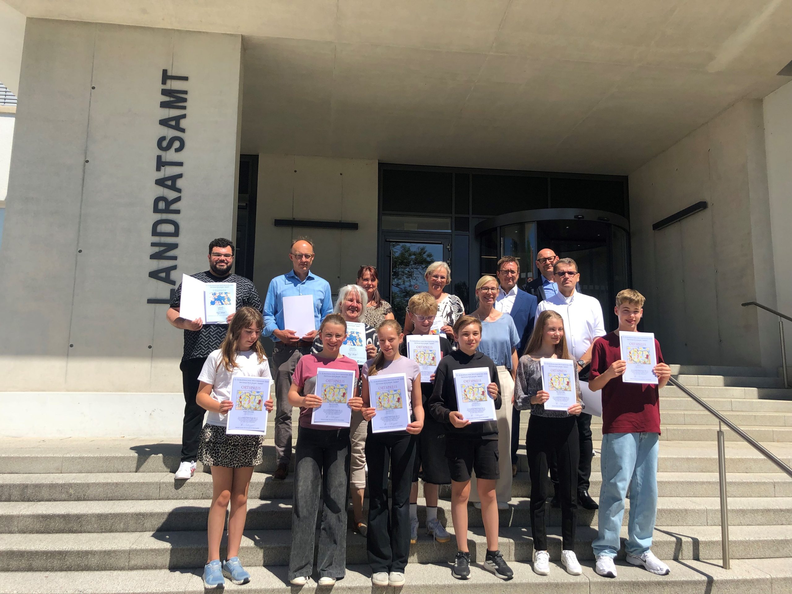 Bei der Preisverleihung: Vordere Reihe von links: Elisabeth Wolkersdorfer, Salome Furthmüller, Jara Marjanovic, Luca Scharlau, Marta Macovei-Heisu, Max Buck
Mittlere Reihe von links: Daniela Kinzl, Tymur Lushch, Sabine Fürst-Berger, Ivica Stipancevic
Hintere Reihe von links: Anil Yedidag, Axel Krug, Annemarie Mayr-Kälble, Edgar Klaiber, Jörg Bantleon.