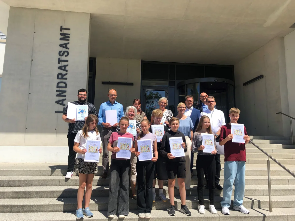 Bei der Preisverleihung: Vordere Reihe von links: Elisabeth Wolkersdorfer, Salome Furthmüller, Jara Marjanovic, Luca Scharlau, Marta Macovei-Heisu, Max Buck
Mittlere Reihe von links: Daniela Kinzl, Tymur Lushch, Sabine Fürst-Berger, Ivica Stipancevic
Hintere Reihe von links: Anil Yedidag, Axel Krug, Annemarie Mayr-Kälble, Edgar Klaiber, Jörg Bantleon.