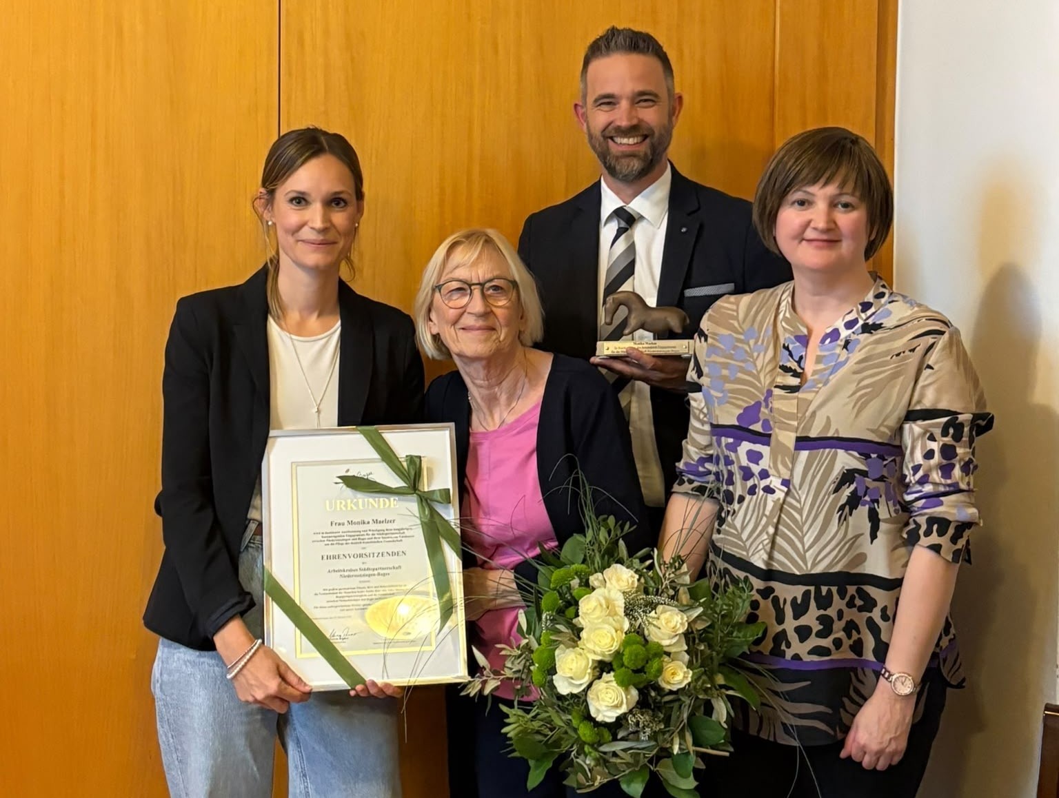Ein Wechsel an der Spitze des Arbeitskreises Städtepartnerschaft: Nach mehr als 20 Jahren übergibt Mitbegründerin Monika Maelzer den Vorsitz an Iris Kustermann und wird zur Ehrenvorsitzenden. Von links: Silke Gall (stellvertretende Vorsitzende), Monika Maelzer (Ehrenvorsitzende), Bürgermeister Marcus Bremer und Iris Kustermann (Vorsitzende).