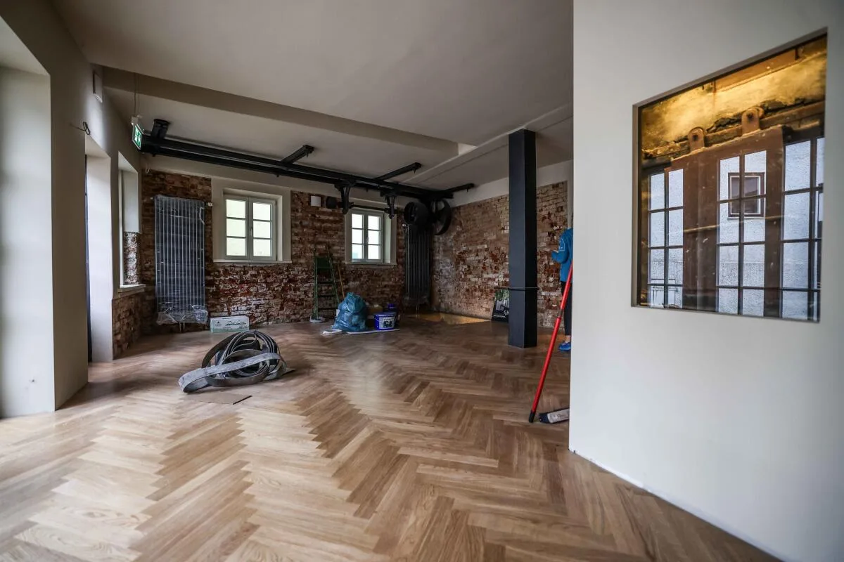 Blick in die frühere Feilenhauerei: Das alte Gemäuer wurde freigelegt und historische Maschinen integriert in den Raum, der einmal ein Café werden könnte. Blick in die frühere Feilenhauerei: Das alte Gemäuer wurde freigelegt und historische Maschinen integriert in den Raum, der einmal ein Café werden könnte.