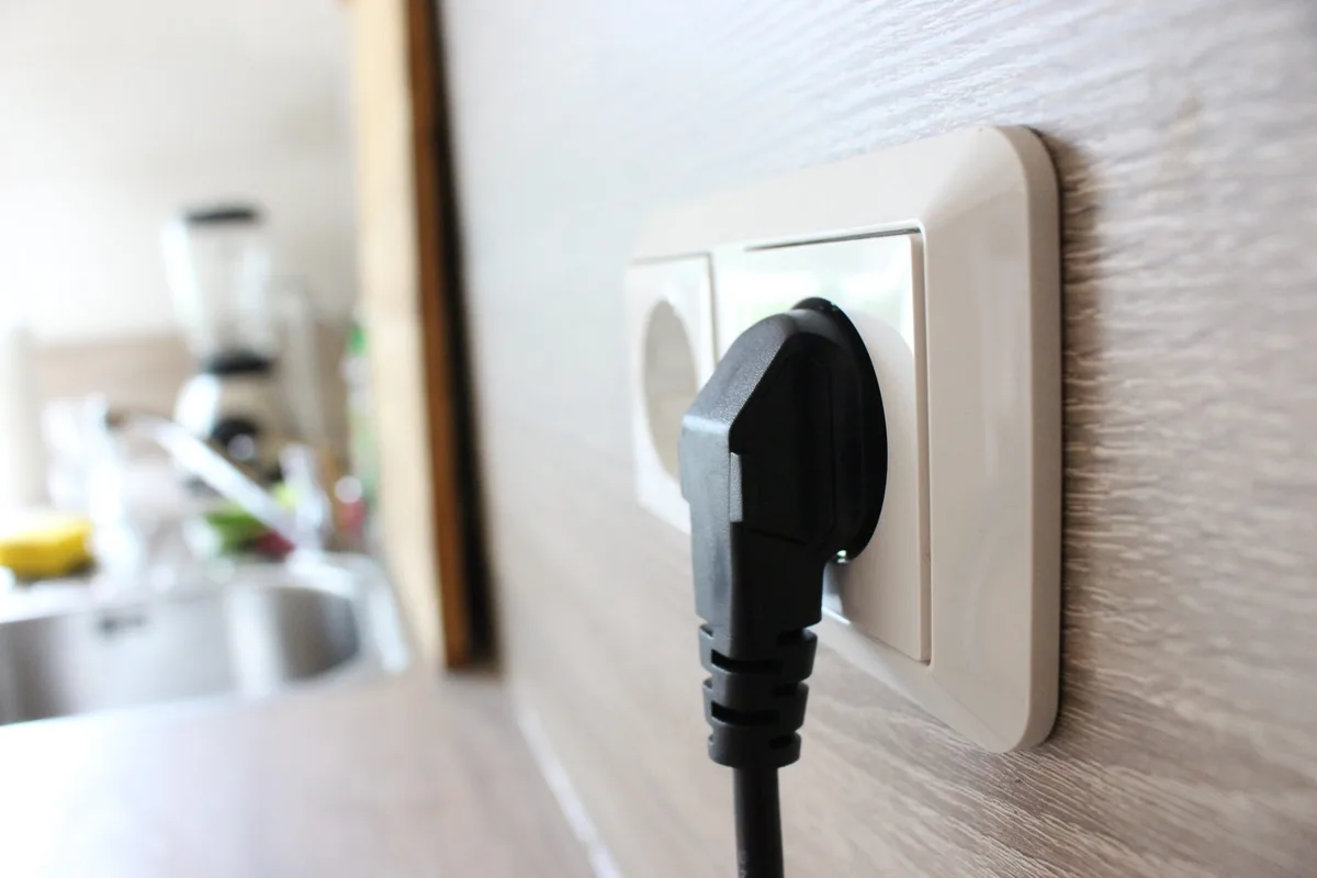 Ein Stecker steckt in einer Steckdose