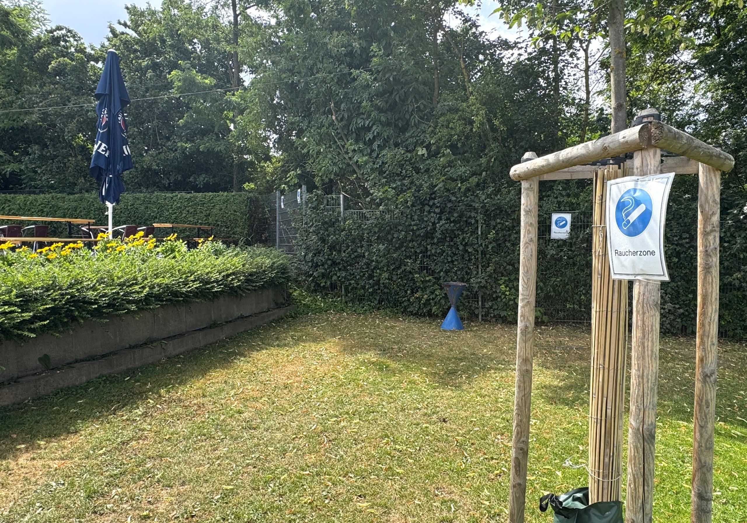 Die Nähe des Raucherbereichs zum Kiosk und dessen Bestuhlung wurden im Gemeindetatsausschuss diskutiert.