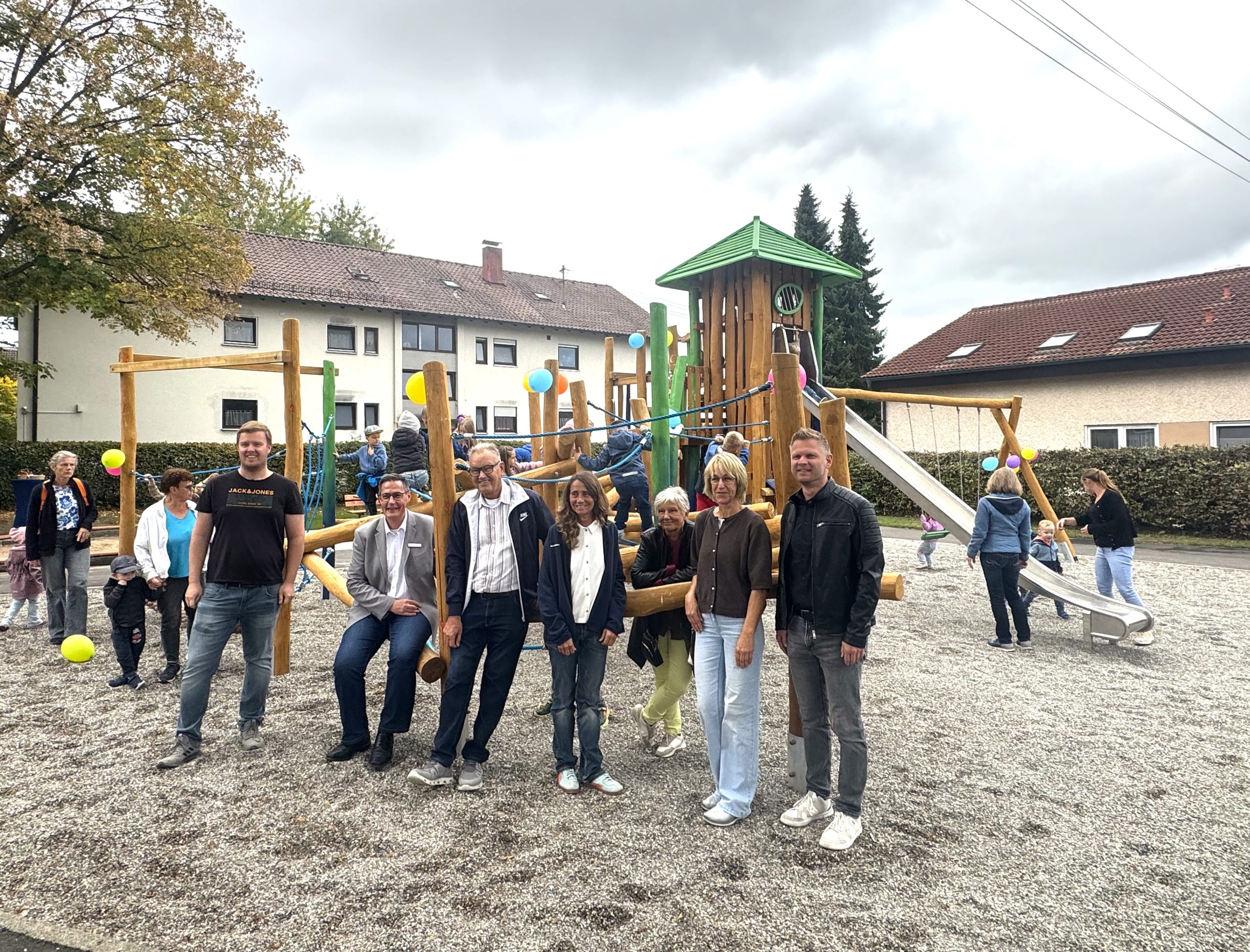 Die Vertreter aus Verwaltung, Gemeinderat und den Baufirmen freuen sich mit den Kindern über die Einweihung des Kinderratnes an der Keglerstraße in Hohenmemmingen.
