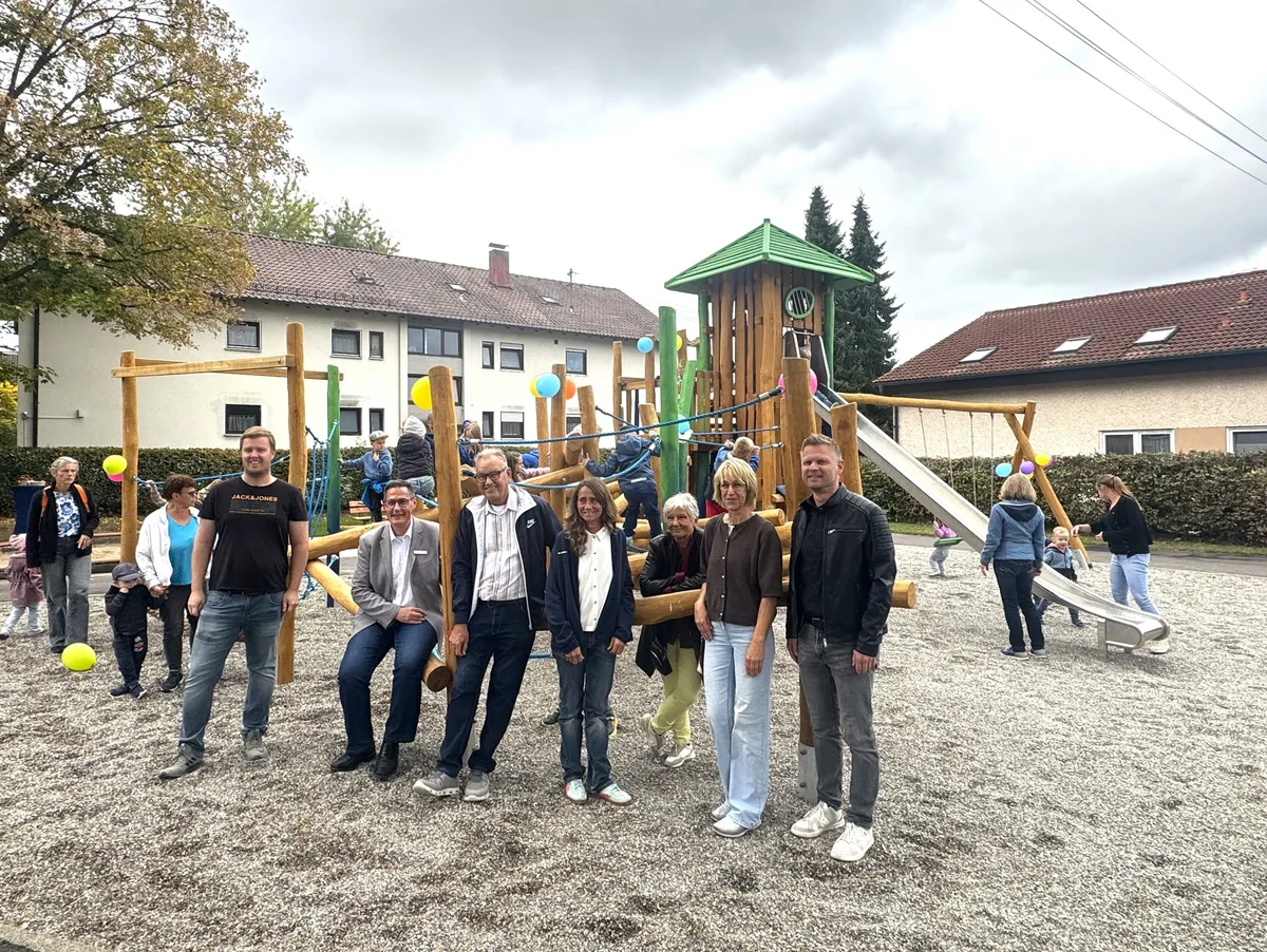 IMG_3448 Die Vertreter aus Verwaltung, Gemeinderat und den Baufirmen freuen sich mit den Kindern über die Einweihung des Kinderratnes an der Keglerstraße in Hohenmemmingen.