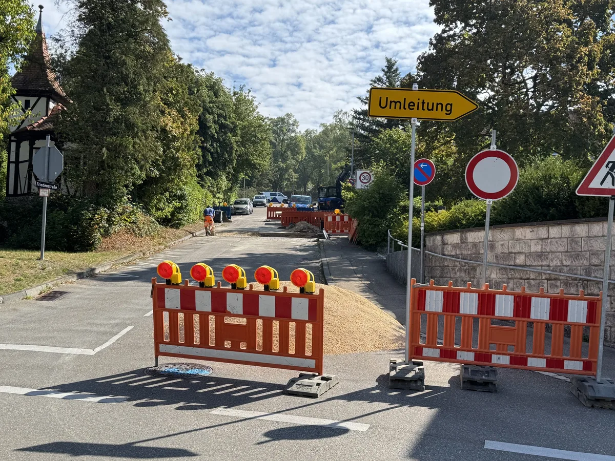 Arbeiten der Stadtwerke an Anschlüssen und Leitungen machen eine Umleitung in Richtung Schießberg nötig.