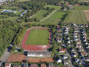 Giengen-Schießberg-2025-08-26 (1) GEYER-LUFTBILD Bei der Sanierung der Sportflächen kommt die TSG Schritt für Schritt voran. Für weitere Investitionen wurde nun ein Darlehen aufgenommen.