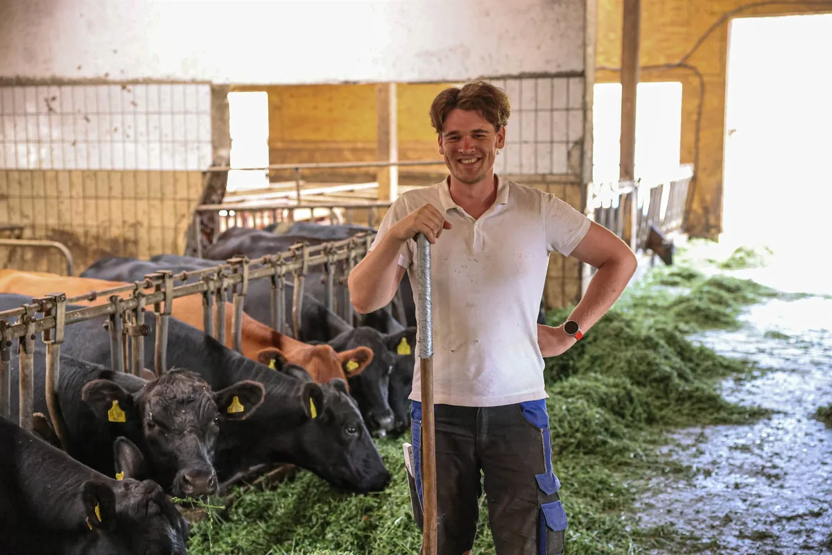 Herbrechtingen: Nils Eckart aus Kassel kommt seit zehn Jahren im Sommer zum Arbeiten zu den BioBihlmaiers auf den Ugenhof Nils Eckart aus Kassel kommt seit zehn Jahren im Sommer zum Arbeiten auf den Bioland-Hof der Bihlmaiers.