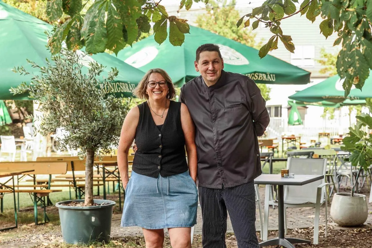 Betreiben im Sommer neben ihrem Restaurant auch den "Königsgarten": Jessica und Florian Wörrle.