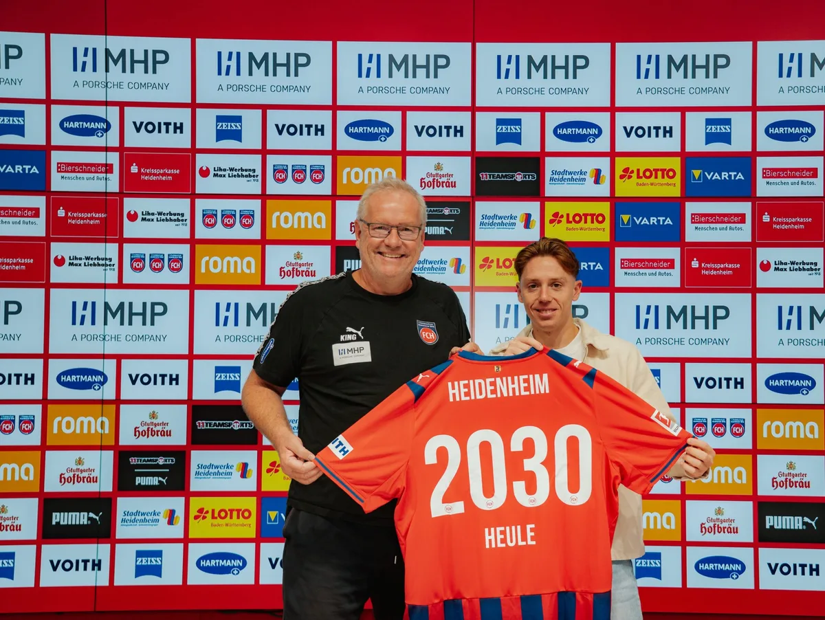 Bild_Heule Ein wichtiger Baustein für die wackelige Defensive? Linksverteidiger Michael Heule (rechts, hier mit Holger Sanwald) wechselt zum 1. FC Heidenheim.