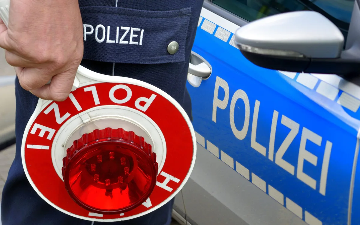 Polizeikelle bei einer Verkehrskontrolle, Symbolbild.