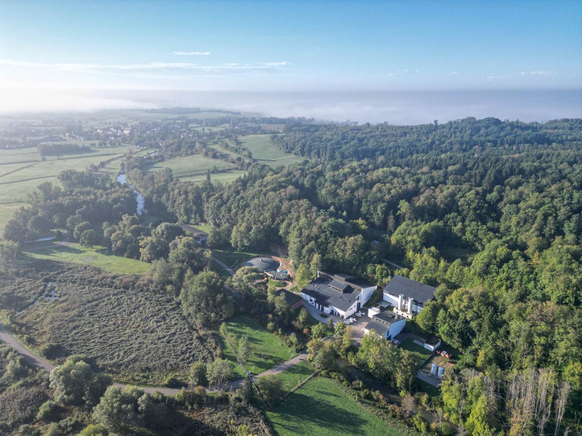 Ein Blick vom Egauwasserwerk in Richtung Ballmertshofen. Auf zwei der freien Flächen dazwischen entsteht die PV-Anlage.