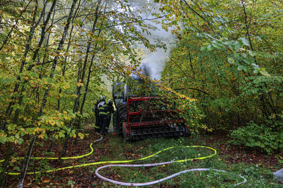 Brand Forstmulcher im Wald zwischen Mergelstetten und Bolheim Feuerwehr im Einsatz Am Donnerstagmorgen kam es zu einem Brand eines Forstmulchers im Wald zwischen Mergelstetten und Bolheim.