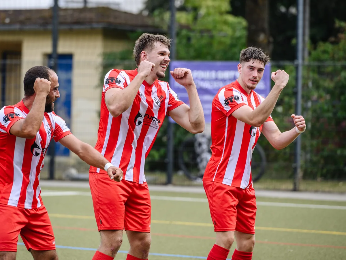 Fußball-Bezirksliga: Türkspor Heidenheim gegen TSG Nattheim Ein Tänzchen muss sein: Torschütze Denisz Toth (rechts) nach seinem Treffer für Türkspor Heidenheim gegen die TSG Nattheim (hier mit Aurel Kovacs/Mitte, und Kemal Ayyildiz).