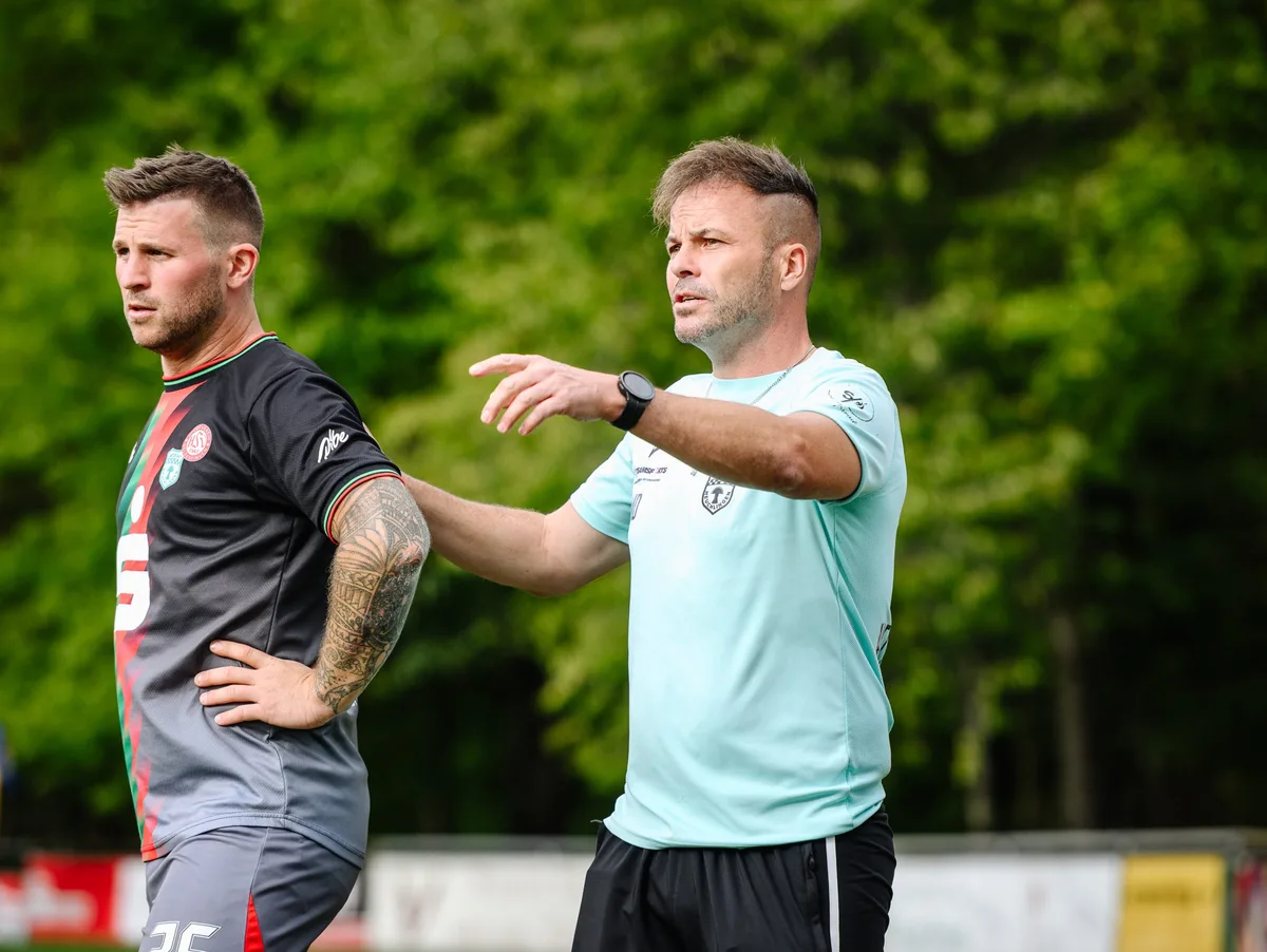 Fußball, Bezirksliga: TSG Nattheim – SG Heldenfingen/Heuchlingen Daniel Mack (rechts), Trainer der Spielgemeinschaft Herbrechtingen, hier im Kreisderby bei der TSG Nattheim..